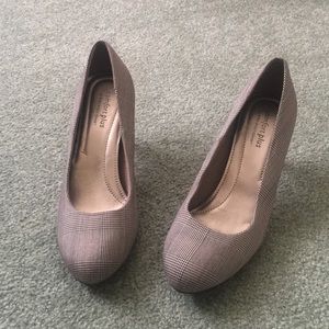 Comfort plus by Predictions heels size 7 1/2.